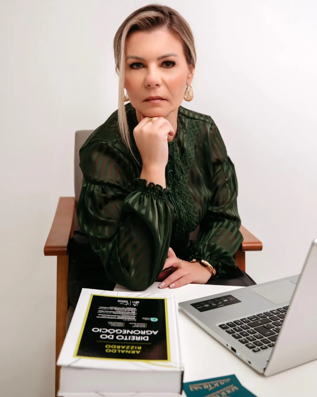 Dra. Mirian Kolicheski à mesa, com o livro Direito do Agronegócio